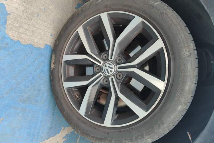 Used Volkswagen Magotan 2017 330TSI DSG Luxury Model Right Front Wheel Hub