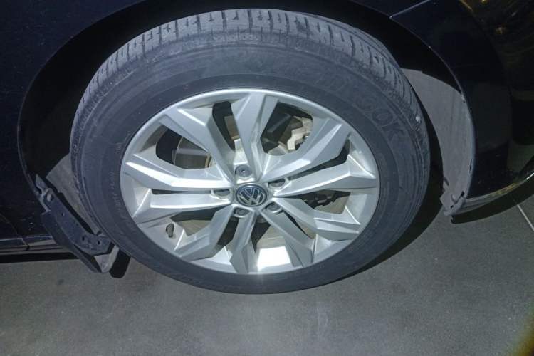 Used Volkswagen Magotan 2017 330TSI DSG Luxury Model Right Front Wheel Hub