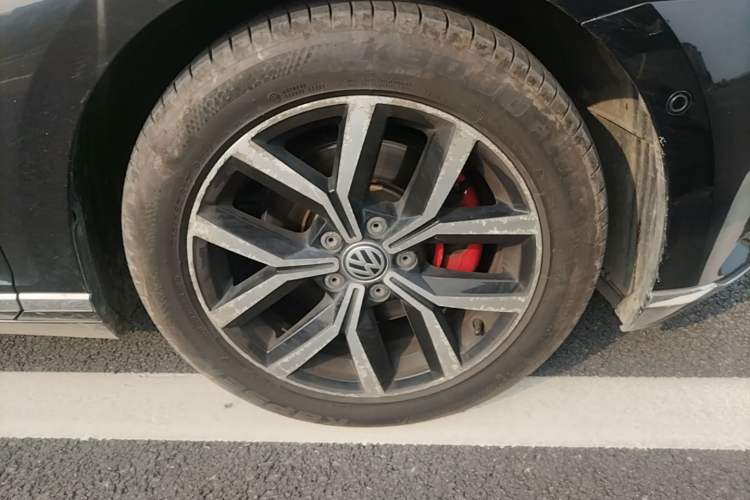 Used Volkswagen Magotan 2017 330TSI DSG Luxury Model Right Front Wheel Hub