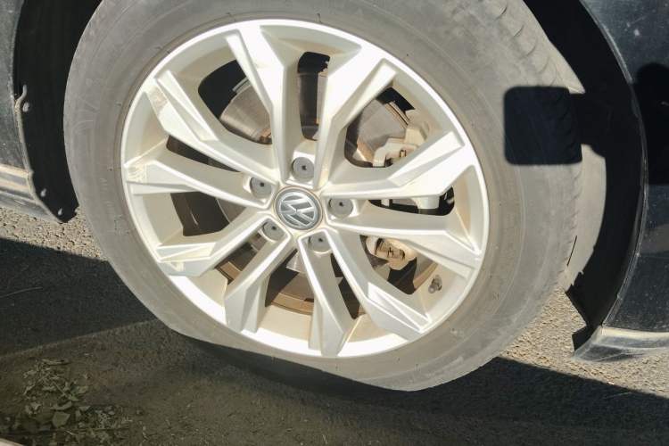 Used Volkswagen Magotan 2017 330TSI DSG Luxury Model Right Front Wheel Hub