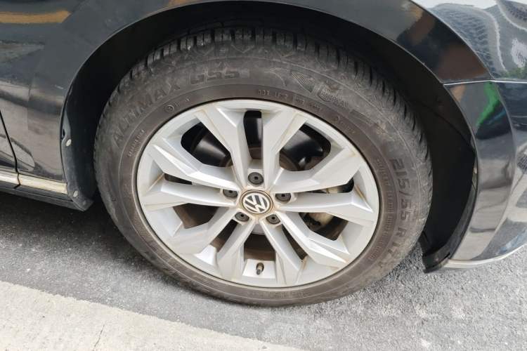 Used Volkswagen Magotan 2017 330TSI DSG Luxury Model Right Front Wheel Hub