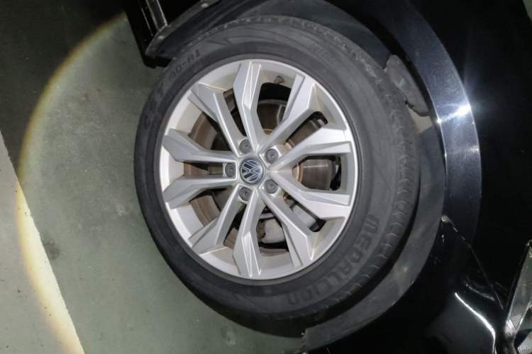 Used Volkswagen Magotan 2017 330TSI DSG Luxury Model Right Front Wheel Hub