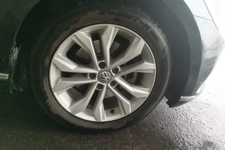 Used Volkswagen Magotan 2017 330TSI DSG Luxury Model Right Front Wheel Hub