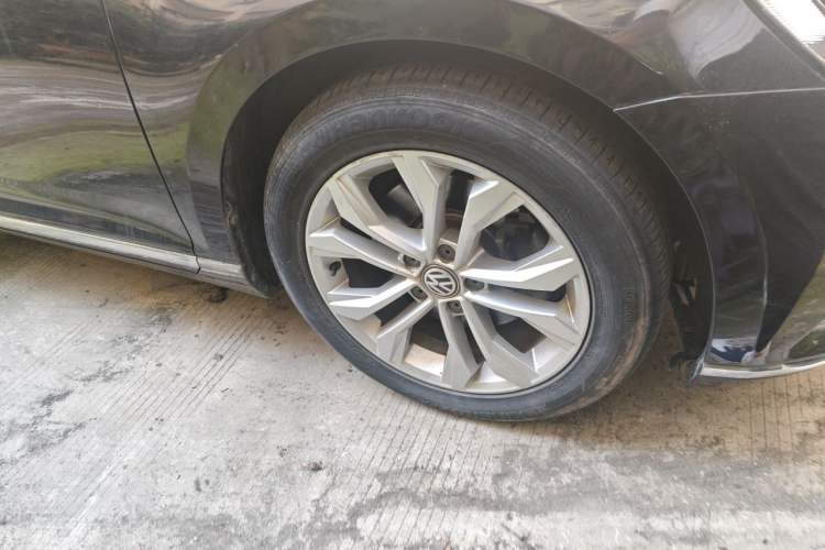 Used Volkswagen Magotan 2017 380TSI DSG Luxury Model Right Front Wheel Hub