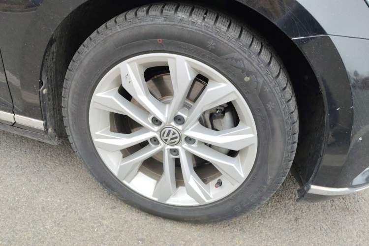Used Volkswagen Magotan 2017 380TSI DSG Luxury Model Right Front Wheel Hub