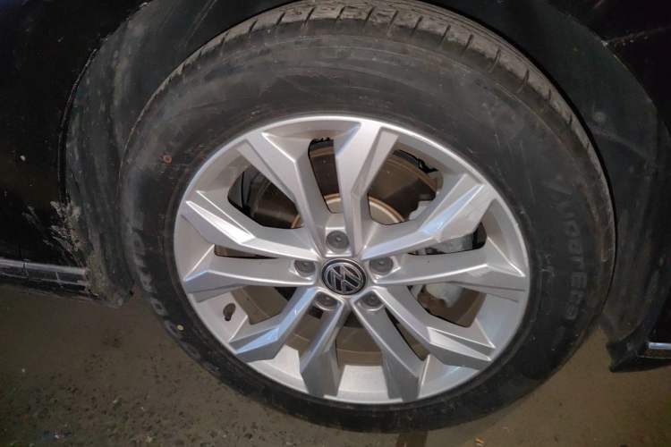 Used Volkswagen Magotan 2017 330TSI DSG Luxury Model Right Front Wheel Hub