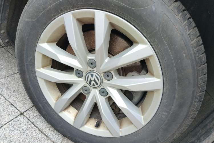 Used Volkswagen Magotan 2017 280TSI DSG Comfort Model Right Front Wheel Hub