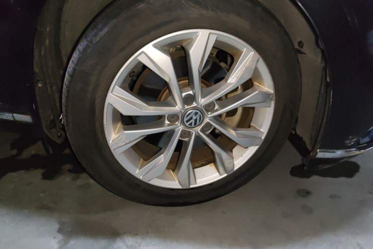 Used Volkswagen Magotan 2017 330TSI DSG Luxury Model Right Front Wheel Hub