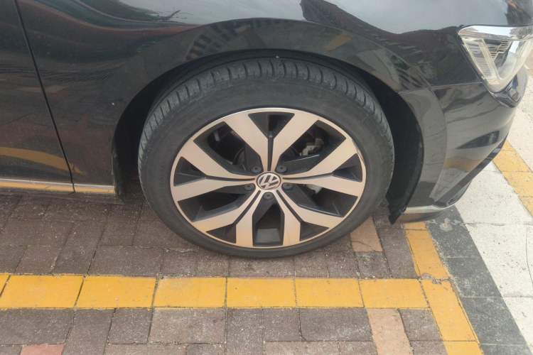 Used Volkswagen Magotan 2017 330TSI DSG Luxury Model Right Front Wheel Hub