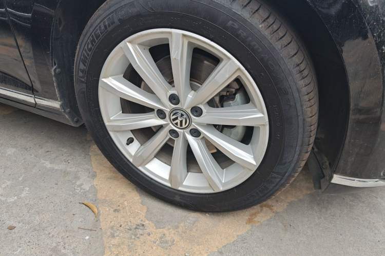 Used Volkswagen Magotan 2017 330TSI DSG Leading Model Right Front Wheel Hub