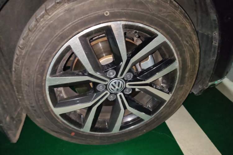 Used Volkswagen Magotan 2017 330TSI DSG Luxury Model Right Front Wheel Hub