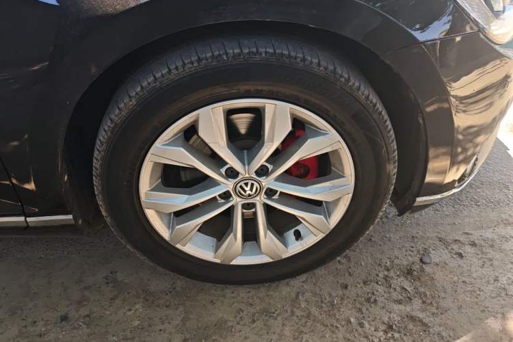 Used Volkswagen Magotan 2017 330TSI DSG Luxury Model Right Front Wheel Hub