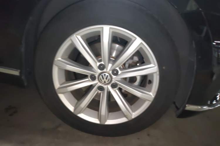 Used Volkswagen Magotan 2017 330TSI DSG Leading Model Right Front Wheel Hub