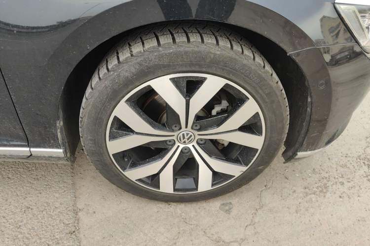 Used Volkswagen Magotan 2017 380TSI DSG Prestige Edition Right Front Wheel Hub