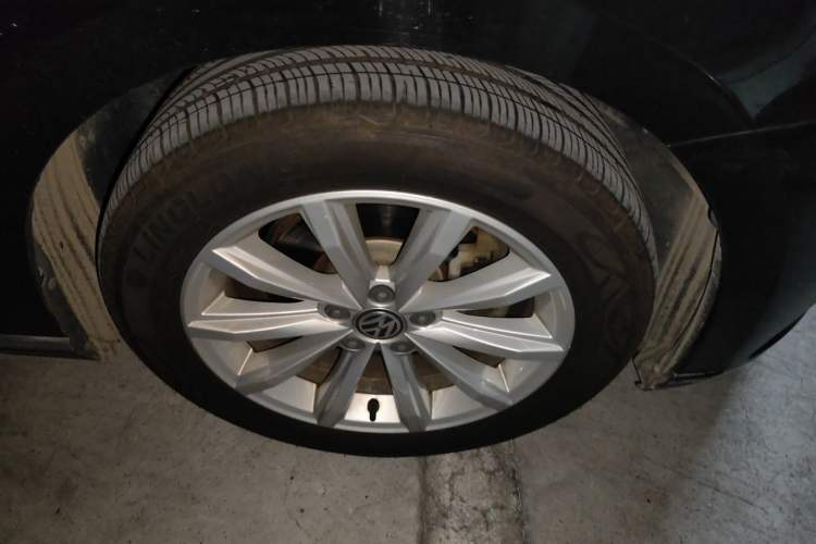 Used Volkswagen Magotan 2017 330TSI DSG Leading Model Right Front Wheel Hub