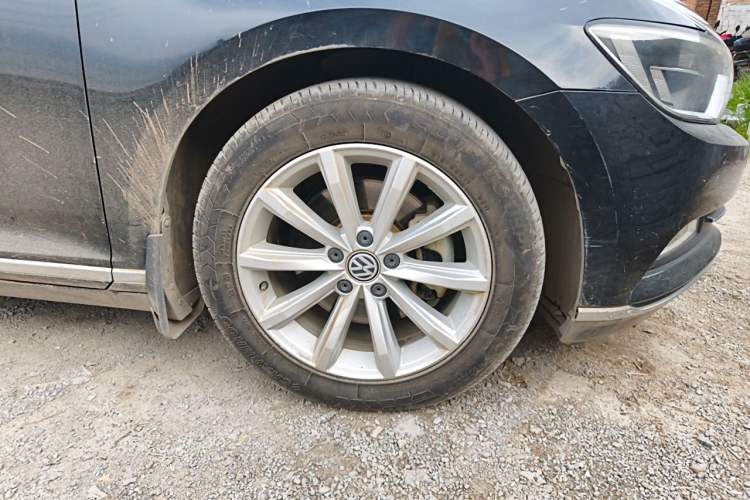 Used Volkswagen Magotan 2017 330TSI DSG Leading Model Right Front Wheel Hub