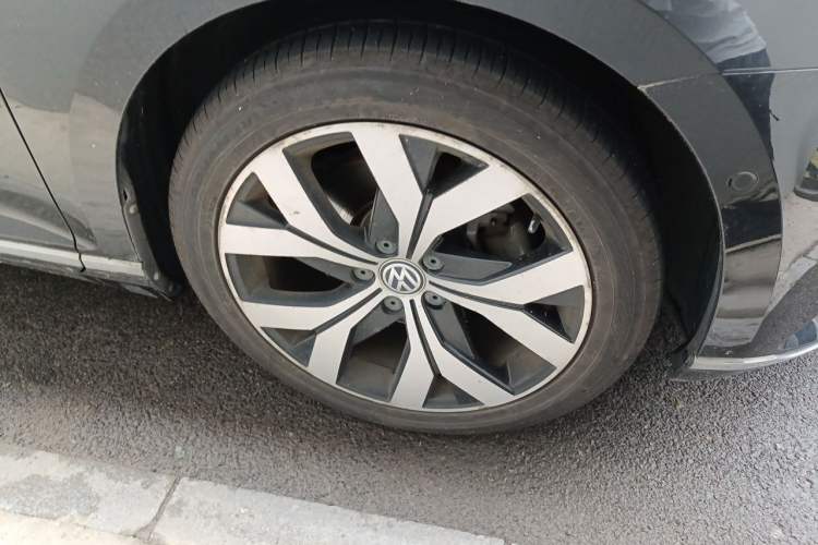 Used Volkswagen Magotan 2017 380TSI DSG Prestige Edition Right Front Wheel Hub
