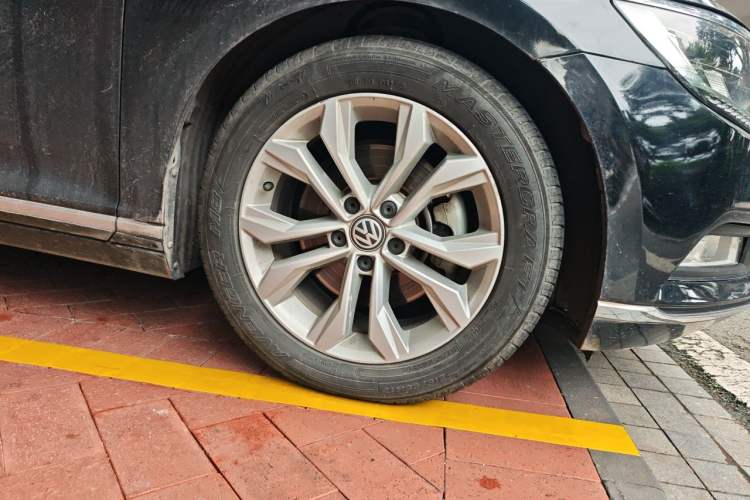 Used Volkswagen Magotan 2017 380TSI DSG Luxury Model Right Front Wheel Hub