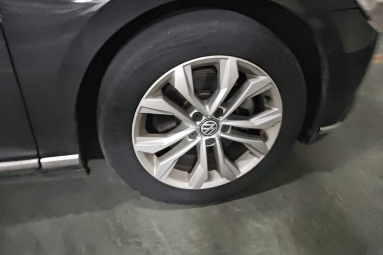 Used Volkswagen Magotan 2017 330TSI DSG Luxury Model Right Front Wheel Hub