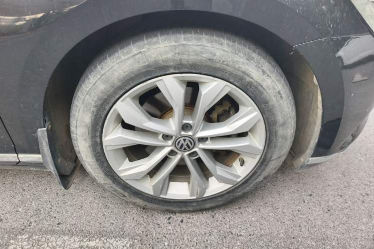 Used Volkswagen Magotan 2017 330TSI DSG Luxury Model Right Front Wheel Hub