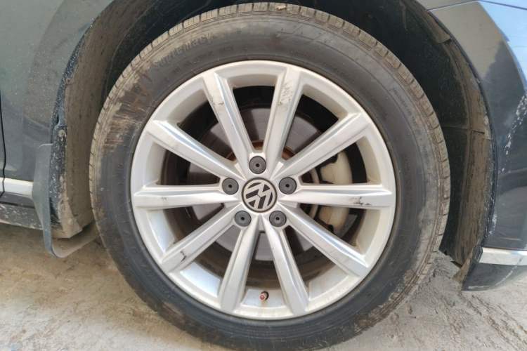 Used Volkswagen Magotan 2017 330TSI DSG Leading Model Right Front Wheel Hub