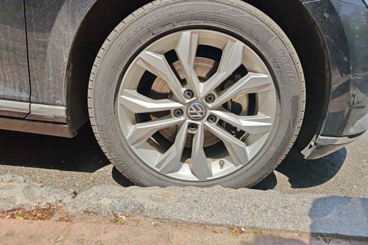 Used Volkswagen Magotan 2017 330TSI DSG Luxury Model Right Front Wheel Hub