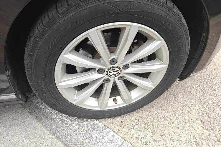 Used Volkswagen Magotan 2017 330TSI DSG Leading Model Right Front Wheel Hub