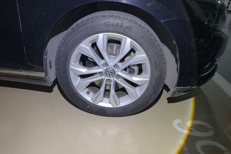 Used Volkswagen Magotan 2017 330TSI DSG Luxury Model Right Front Wheel Hub