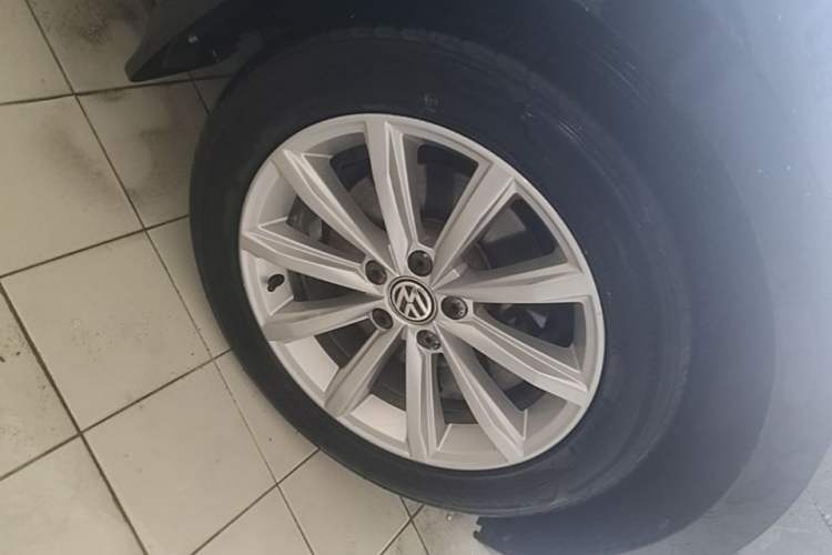 Used Volkswagen Magotan 2017 330TSI DSG Leading Model Right Front Wheel Hub