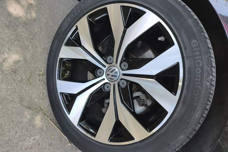 Used Volkswagen Magotan 2017 380TSI DSG Flagship Edition Right Front Wheel Hub