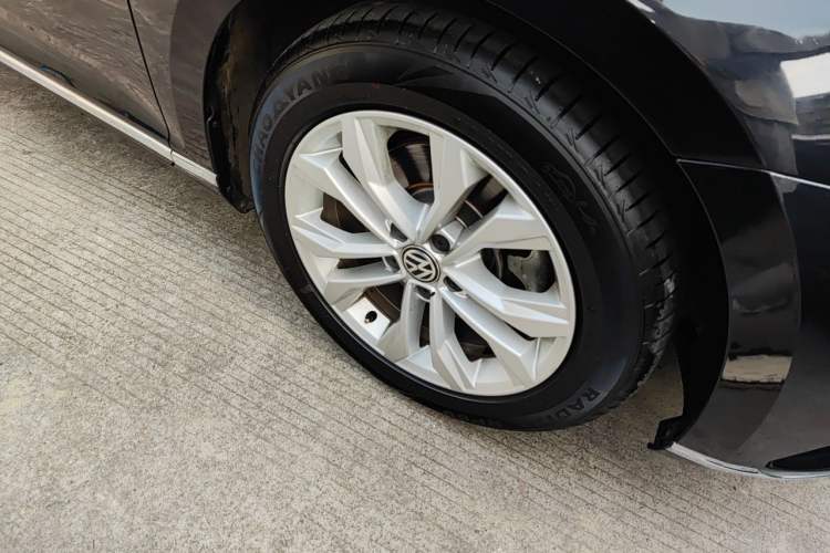 Used Volkswagen Magotan 2017 380TSI DSG Luxury Model Right Front Wheel Hub