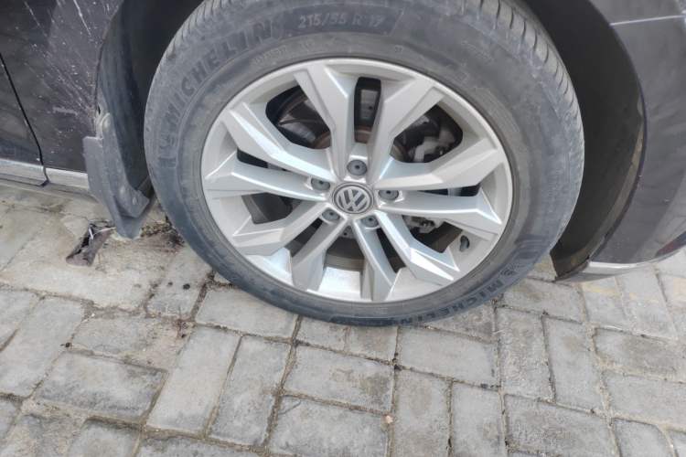 Used Volkswagen Magotan 2017 330TSI DSG Luxury Model Right Front Wheel Hub