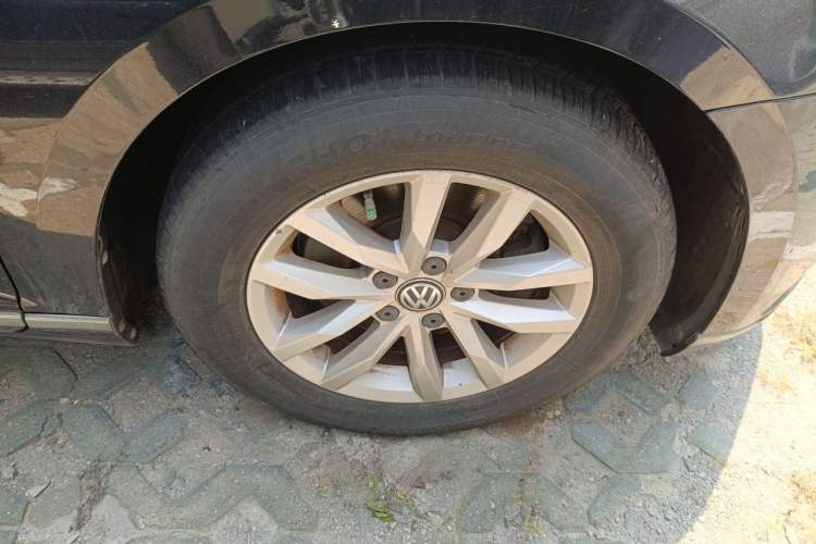 Used Volkswagen Magotan 2017 280TSI DSG Comfort Model Right Front Wheel Hub