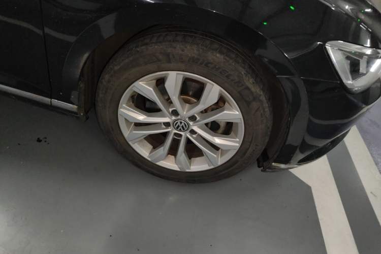 Used Volkswagen Magotan 2017 330TSI DSG Luxury Model Right Front Wheel Hub