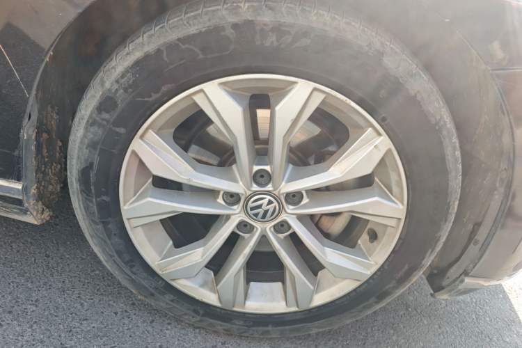 Used Volkswagen Magotan 2017 380TSI DSG Luxury Model Right Front Wheel Hub