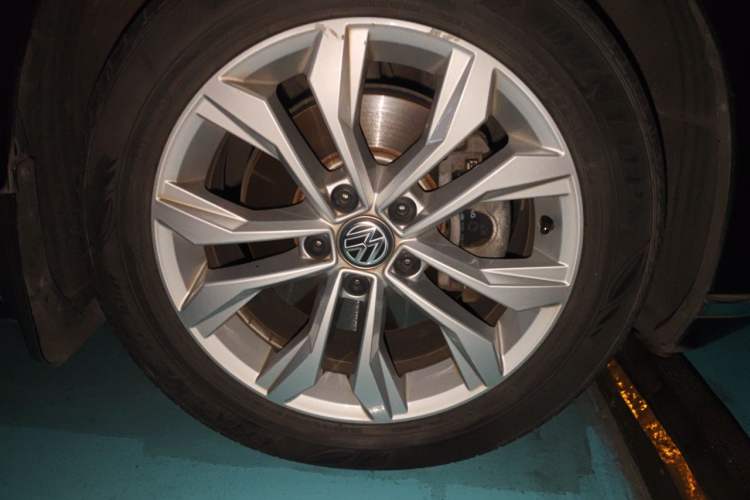 Used Volkswagen Magotan 2017 330TSI DSG Luxury Model Right Front Wheel Hub