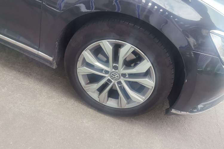 Used Volkswagen Magotan 2017 330TSI DSG Luxury Model Right Front Wheel Hub