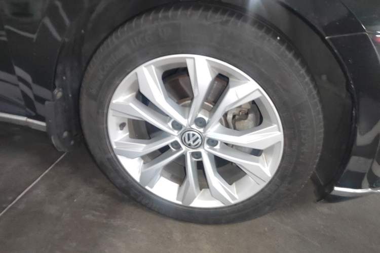 Used Volkswagen Magotan 2017 330TSI DSG Luxury Model Right Front Wheel Hub