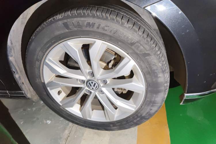 Used Volkswagen Magotan 2017 330TSI DSG Luxury Model Right Front Wheel Hub