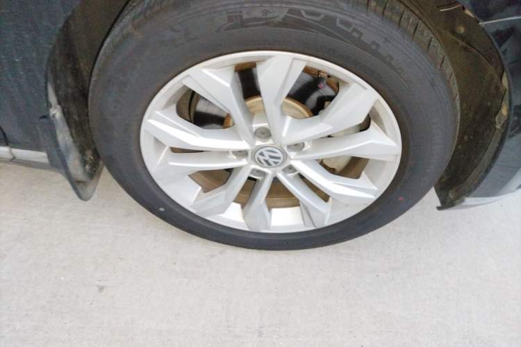 Used Volkswagen Magotan 2017 330TSI DSG Luxury Model Right Front Wheel Hub