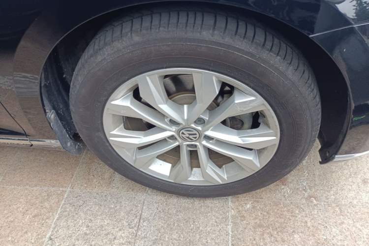 Used Volkswagen Magotan 2017 330TSI DSG Luxury Model Right Front Wheel Hub