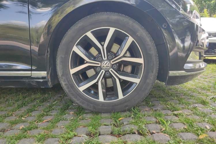 Used Volkswagen Magotan 2017 330TSI DSG Luxury Model Right Front Wheel Hub