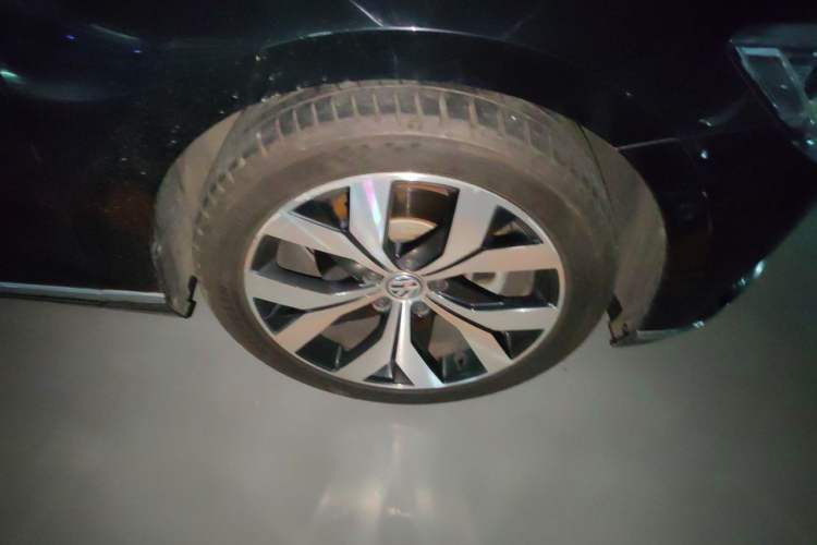 Used Volkswagen Magotan 2017 380TSI DSG Prestige Edition Right Front Wheel Hub