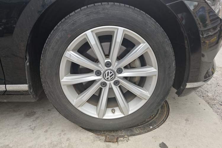 Used Volkswagen Magotan 2017 330TSI DSG Luxury Model Right Front Wheel Hub