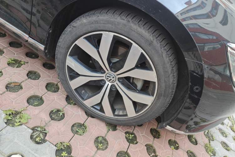 Used Volkswagen Magotan 2017 380TSI DSG Flagship Edition Right Front Wheel Hub