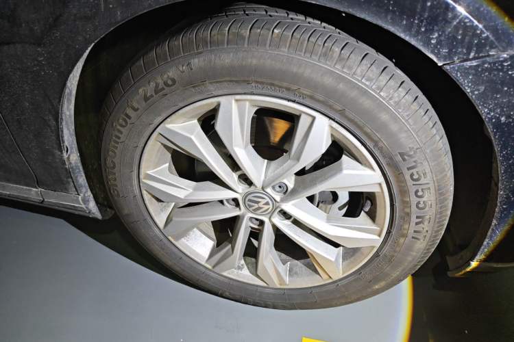 Used Volkswagen Magotan 2017 330TSI DSG Luxury Model Right Front Wheel Hub