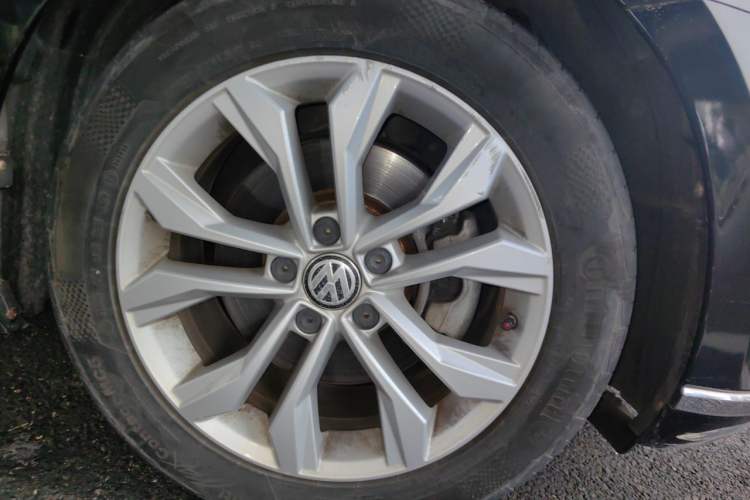 Used Volkswagen Magotan 2017 330TSI DSG Luxury Model Right Front Wheel Hub