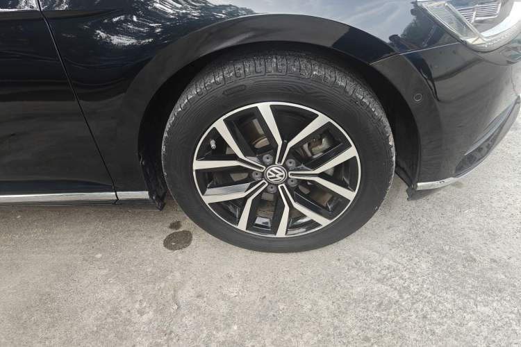 Used Volkswagen Magotan 2017 330TSI DSG Luxury Model Right Front Wheel Hub