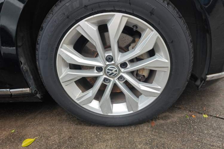 Used Volkswagen Magotan 2017 330TSI DSG Luxury Model Right Front Wheel Hub