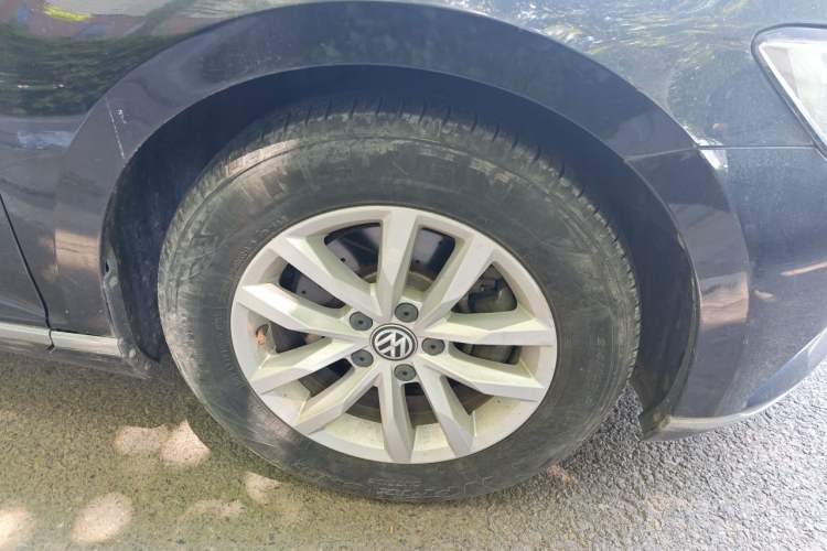 Used Volkswagen Magotan 2017 280TSI DSG Comfort Model Right Front Wheel Hub
